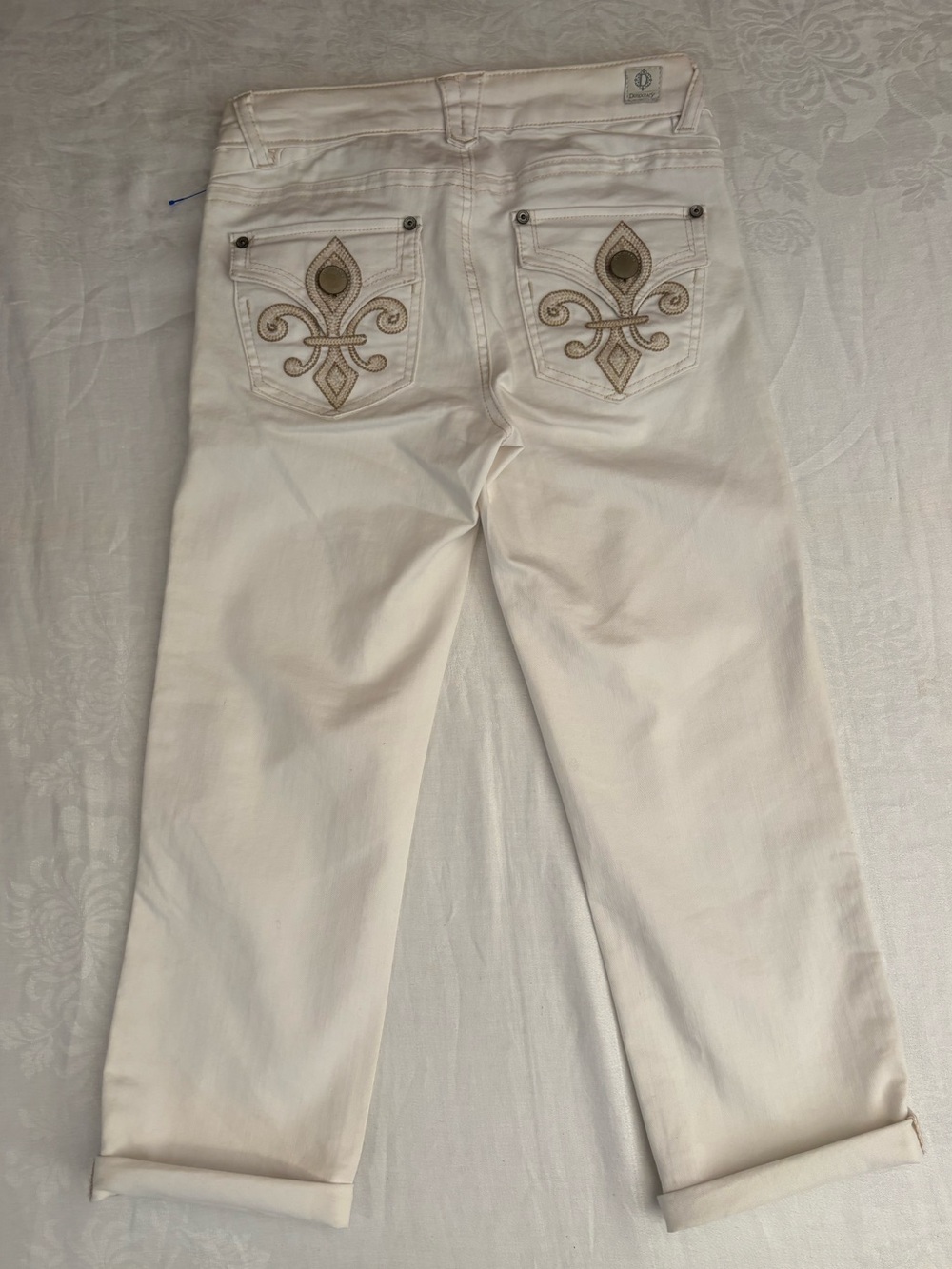 Democracy Creamy White Capri Jeans S Fleur de Lis Embroidered Stretch Y2K Boho